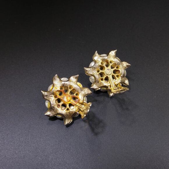 Vintage 1960s Coro Faux Pearl Floral Clip Earrings, Gold Plated - Picture 10 of 10
